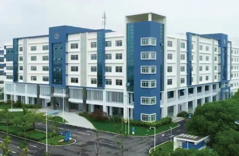 Bâtiment institutionnel bleu et blanc vu du ciel avec espaces verts